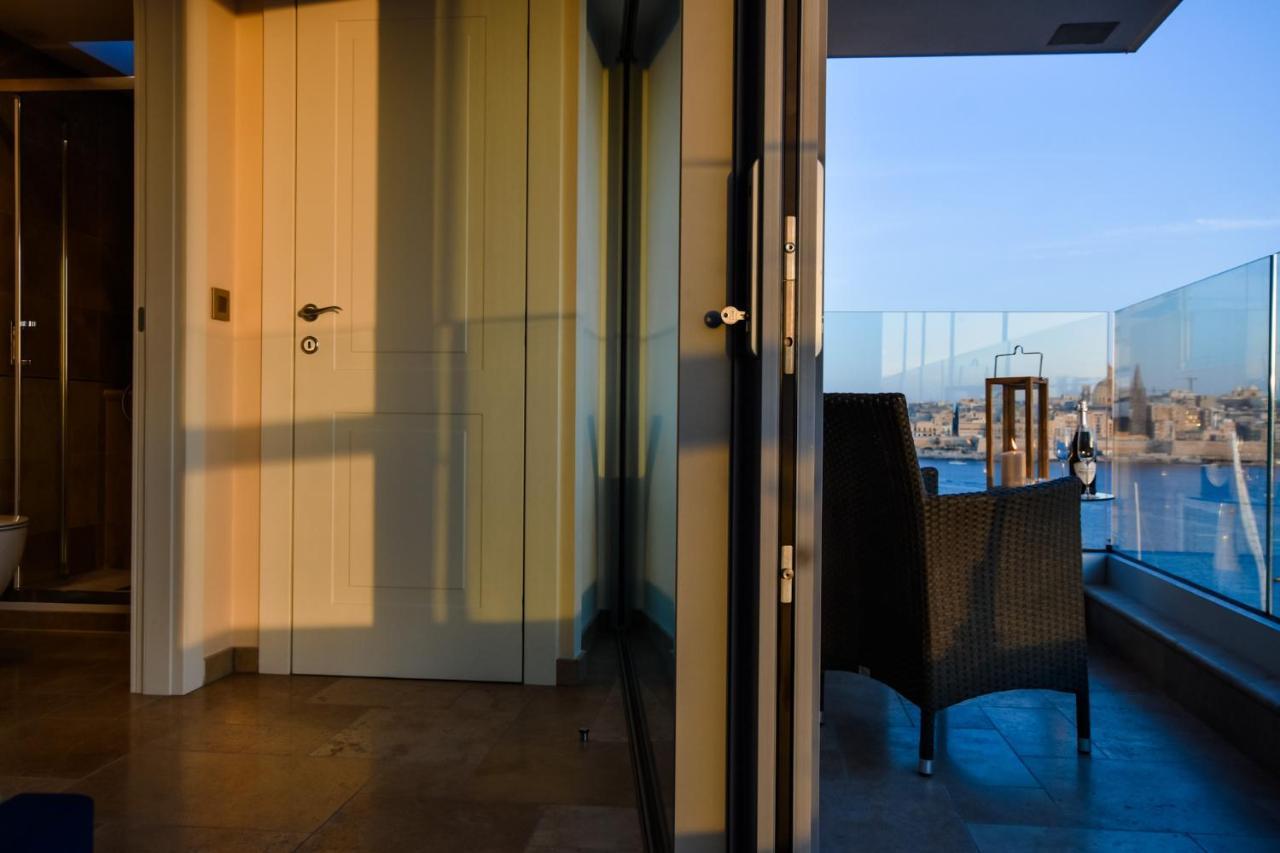 Unique Seafront Triplex Penthouse With Panoramic Bedroom & Rooftop Jacuzzi Overlooking Valletta Sliema Kültér fotó