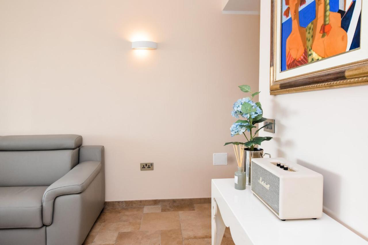 Unique Seafront Triplex Penthouse With Panoramic Bedroom & Rooftop Jacuzzi Overlooking Valletta Sliema Kültér fotó
