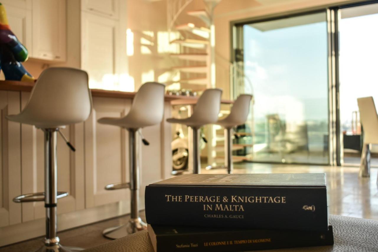 Unique Seafront Triplex Penthouse With Panoramic Bedroom & Rooftop Jacuzzi Overlooking Valletta Sliema Kültér fotó