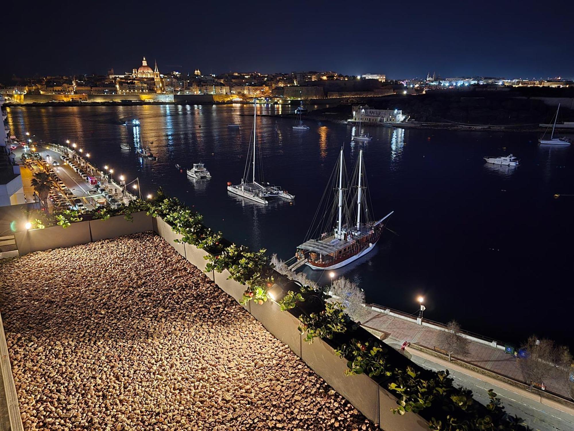 Unique Seafront Triplex Penthouse With Panoramic Bedroom & Rooftop Jacuzzi Overlooking Valletta Sliema Kültér fotó