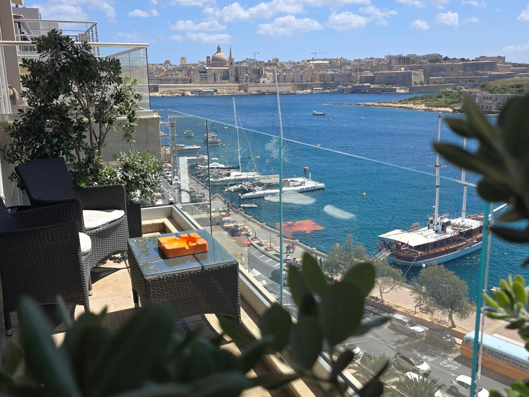 Unique Seafront Triplex Penthouse With Panoramic Bedroom & Rooftop Jacuzzi Overlooking Valletta Sliema Kültér fotó
