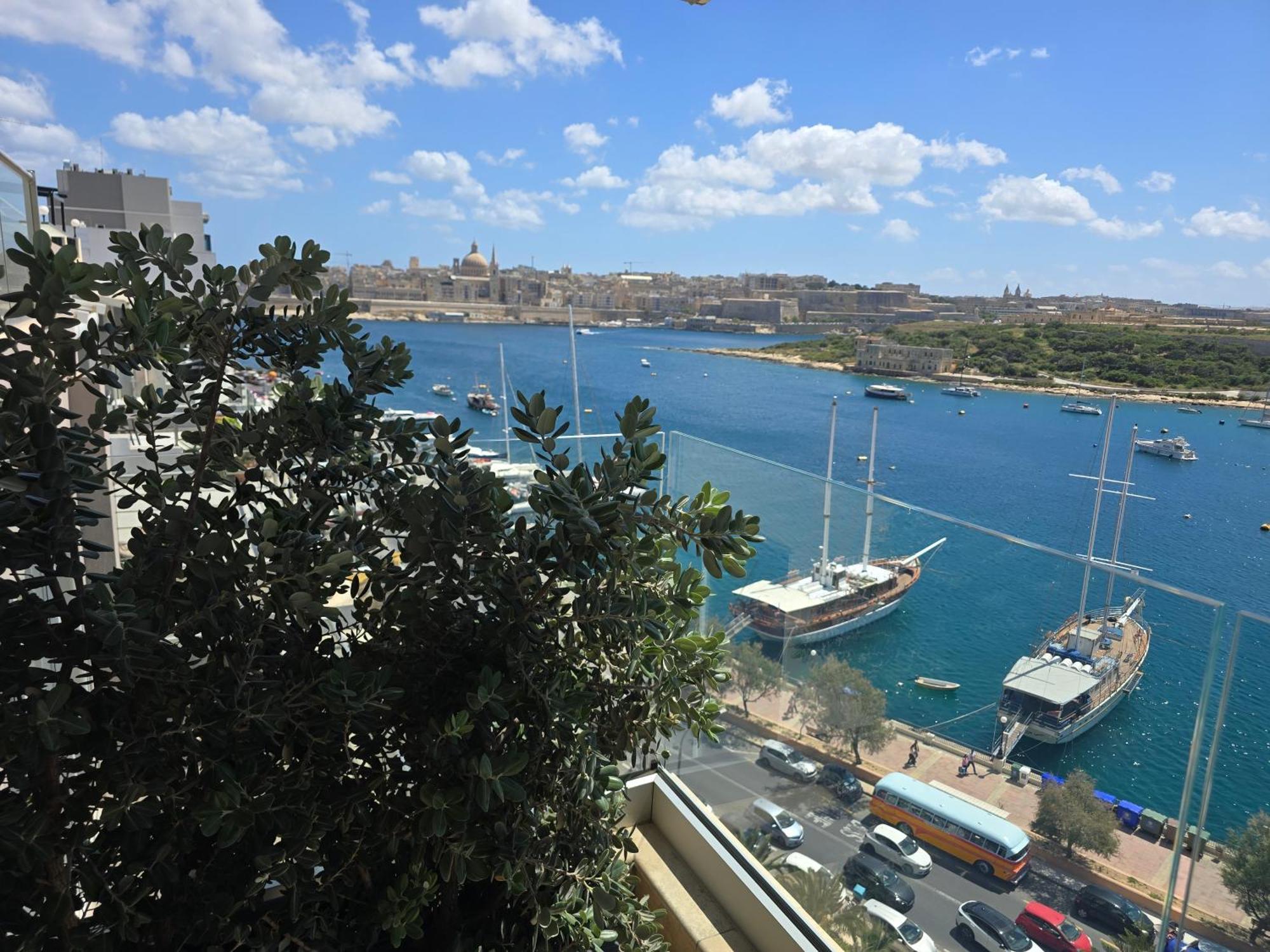 Unique Seafront Triplex Penthouse With Panoramic Bedroom & Rooftop Jacuzzi Overlooking Valletta Sliema Kültér fotó