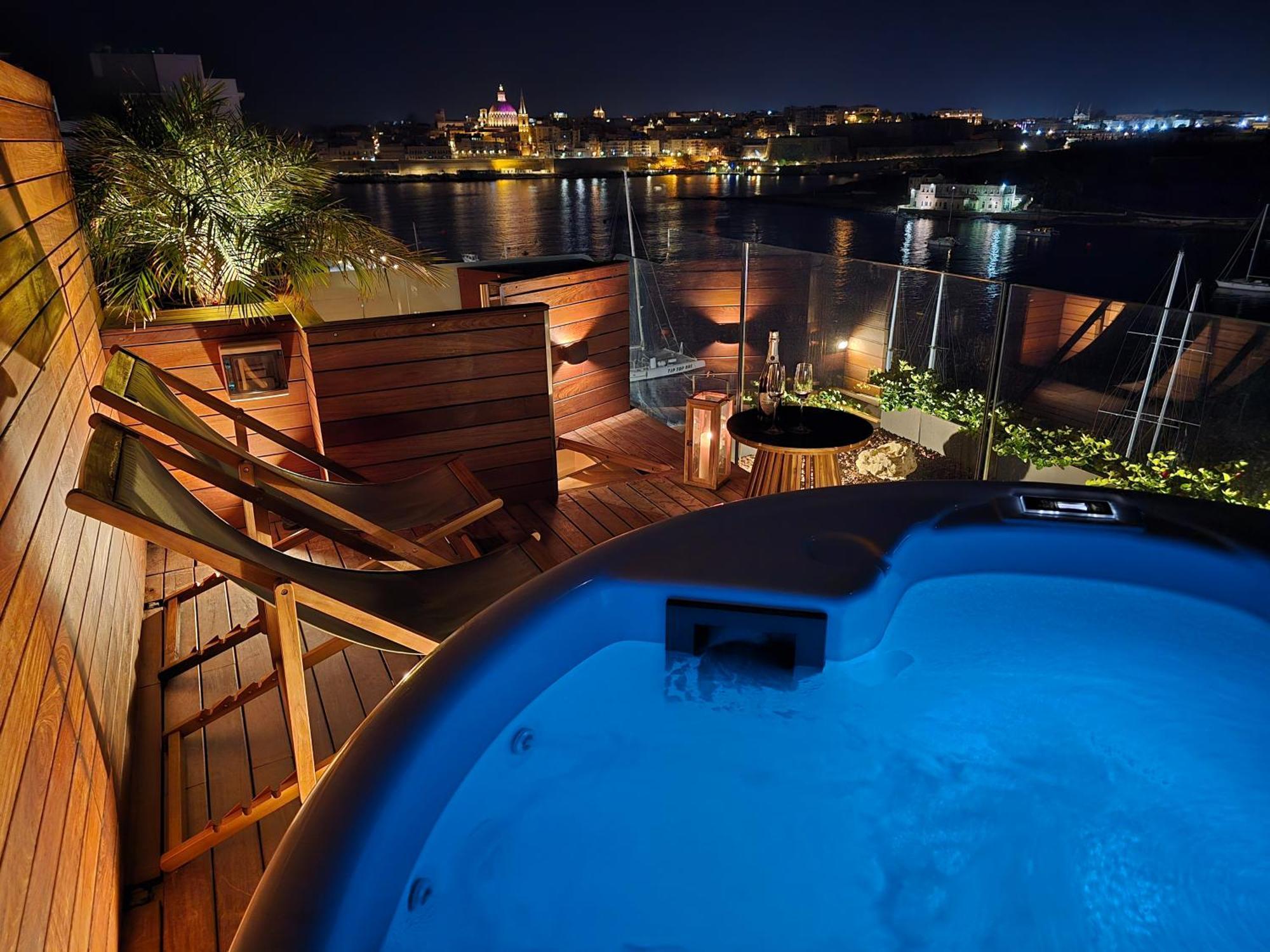 Unique Seafront Triplex Penthouse With Panoramic Bedroom & Rooftop Jacuzzi Overlooking Valletta Sliema Kültér fotó