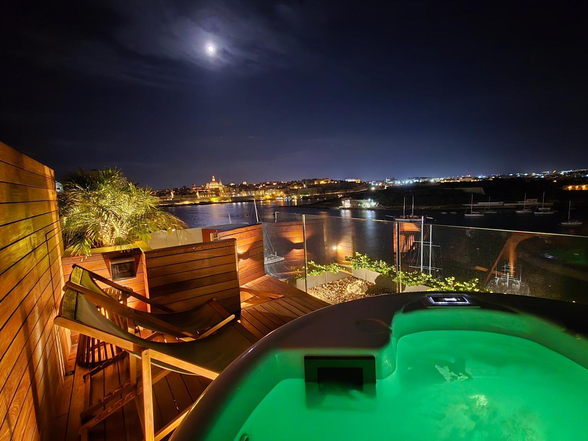 Unique Seafront Triplex Penthouse With Panoramic Bedroom & Rooftop Jacuzzi Overlooking Valletta Sliema Kültér fotó